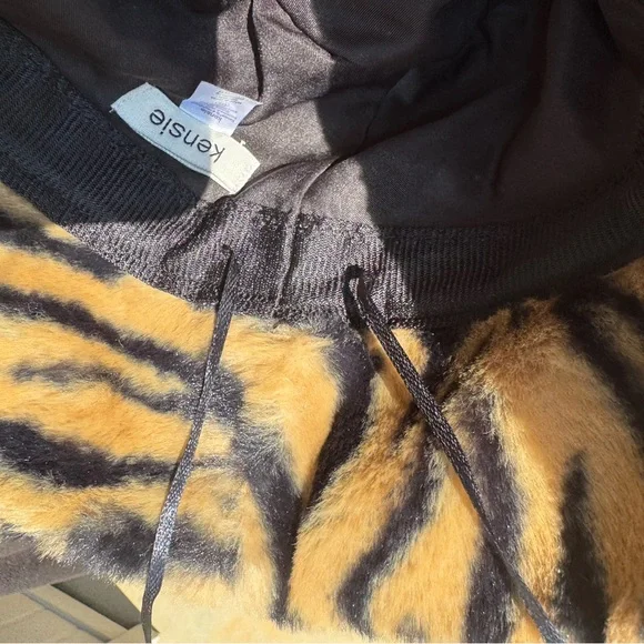 Kensie Faux Fur Tiger-Stripe Bucket Hat - Brown & Black - Picture 4 of 9